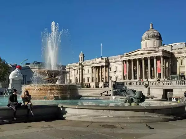 Tour Harry Potter Londres - Plaza-de-Trafalgar-y-el-estreno-de-las-Reliquias-de-la-Muerte-min