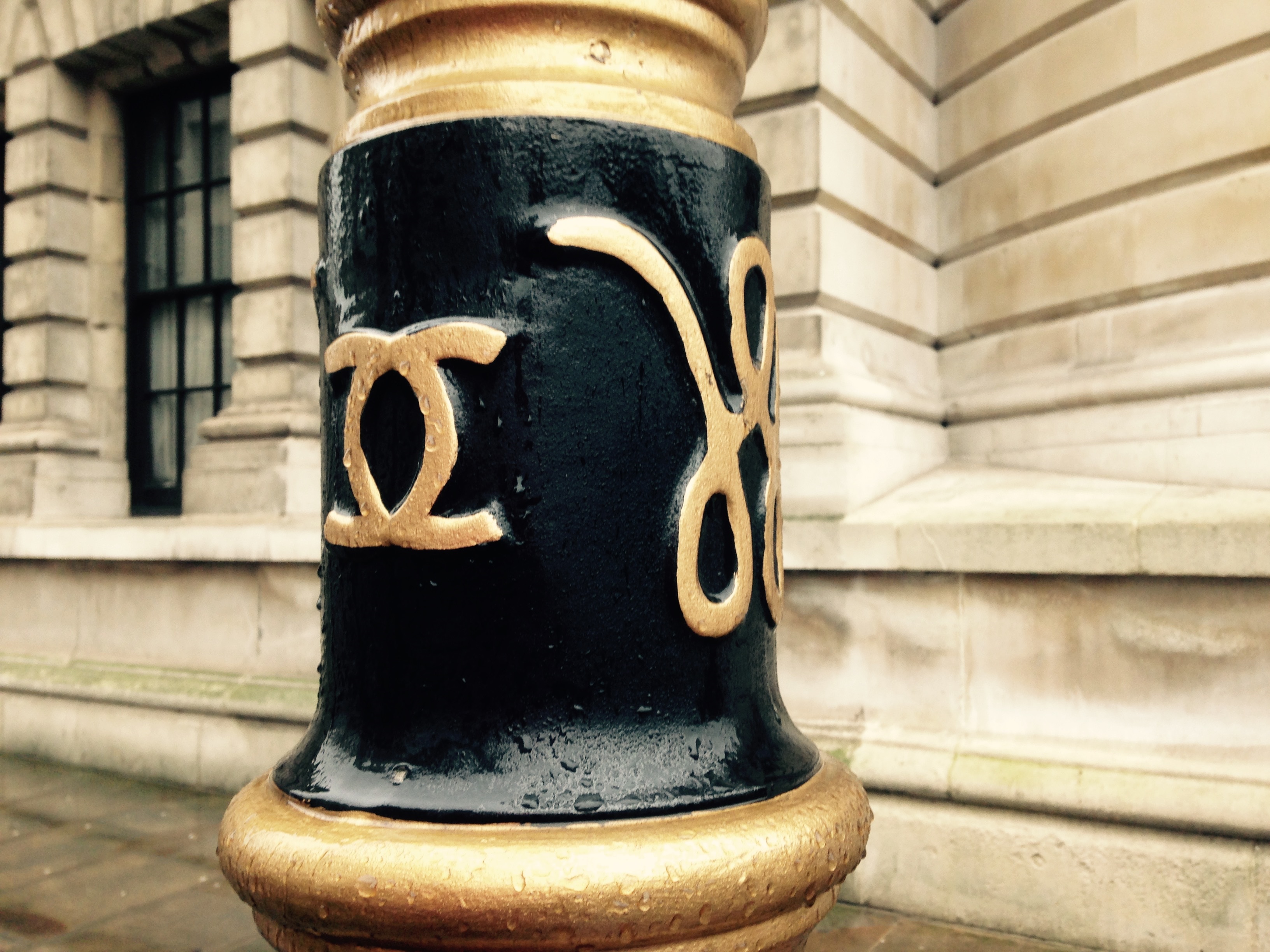 Símbolo de Chanel en las farolas de Westminster