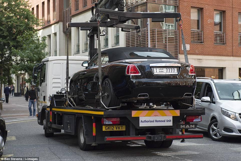 Rolls Royce aparcado de manera ilegal junto a Harrods se lo lleva la grúa. Imagen: Dailymail