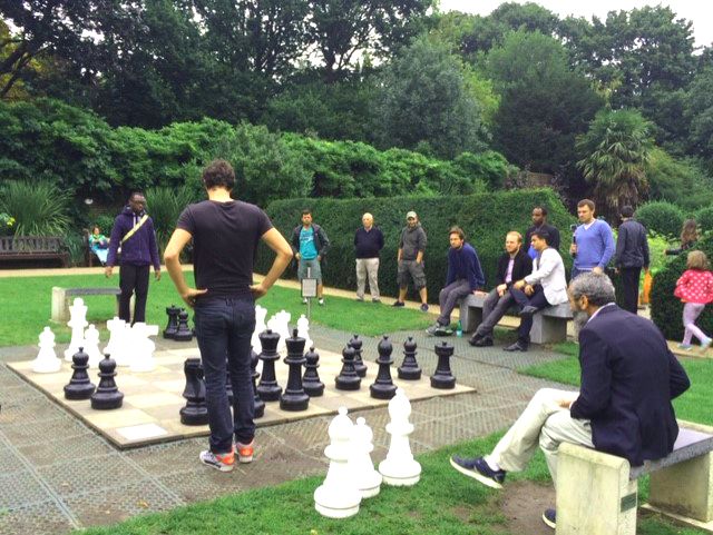 Jugando al ajedrez en Holland Park