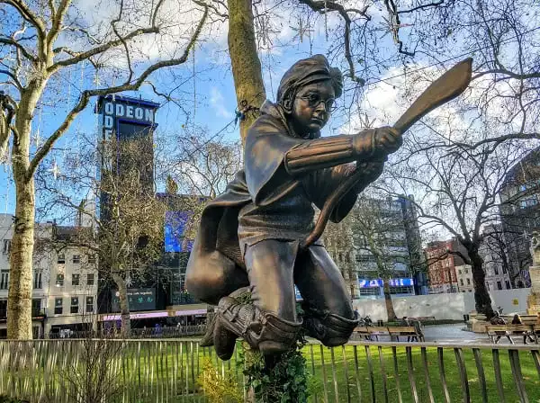Estatua de Harry Potter en Londres-min